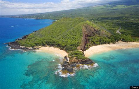 From its gorgeous beaches to its towering volcanoes, Hawai’i is one of the most beautiful places on Earth. With year-round tropical weather and plenty of sunshine, the island chain is a must-visit destination for many travelers.
